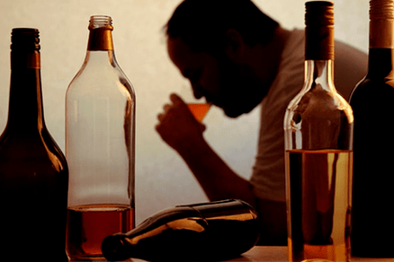 الکحل مشروبات مردانہ طاقت کو منفی طور پر متاثر کرتے ہیں۔