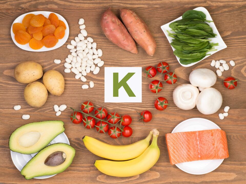 وٹامن K پر مشتمل غذائیں جو مردوں کی صحت کے لیے ضروری ہیں۔